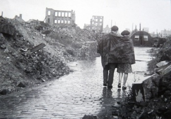    (1945)   (1948). (Hamburg zwischen Untergang 1945 und Neueanfang 1948).